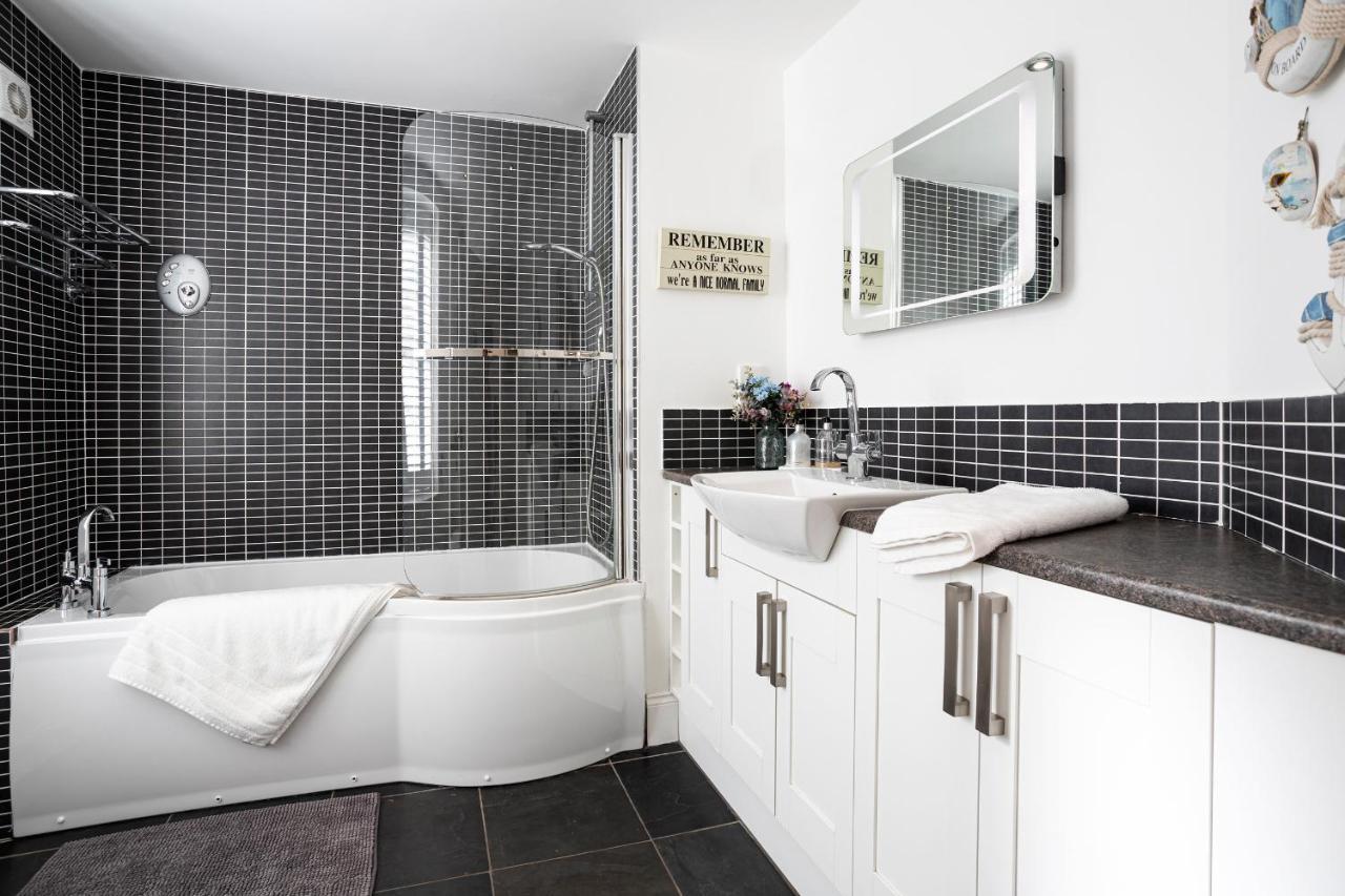 Finest Retreats - Lighthouse Cottage Rampside Bagian luar foto